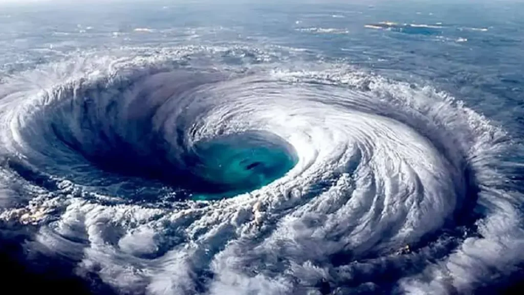 ধেয়ে আসছে ঘূর্ণিঝড়, ঘণ্টায় ৫০ কিলোমিটার পর্যন্ত বৃদ্ধি পাচ্ছে বাতাসের গতিবেগ