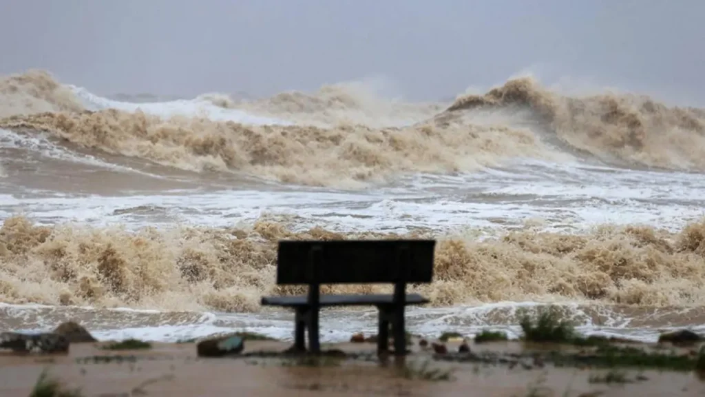 সাগরে গভীর নিম্নচাপ, ঘূর্ণিঝড়ে পরিণত হওয়ার আভাস