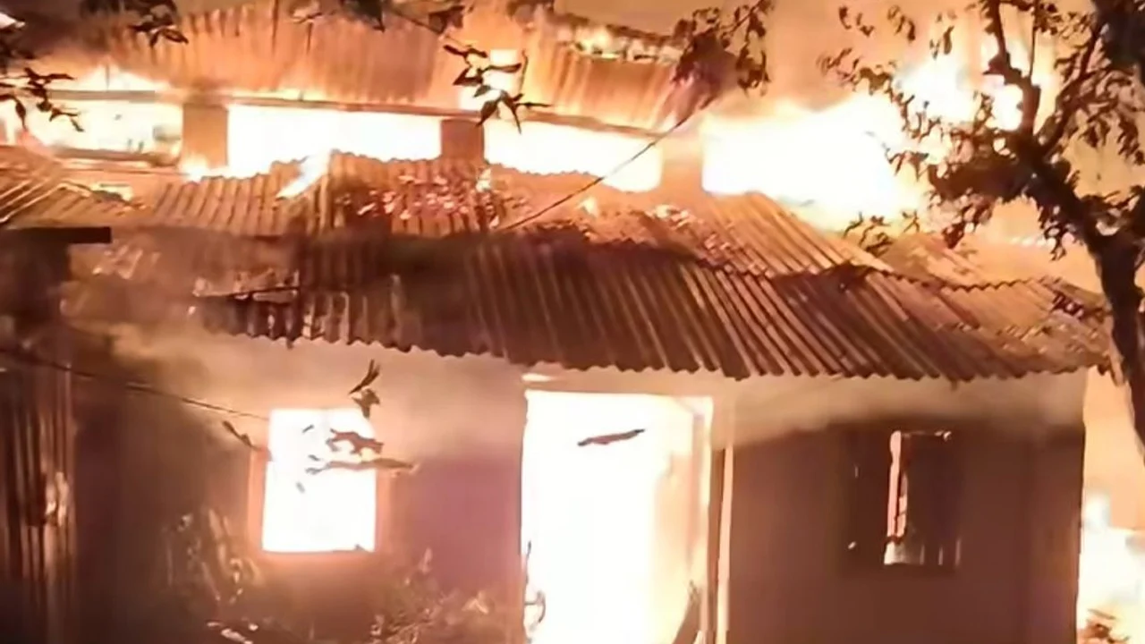 সীতাকুন্ডে ভয়াবহ অগ্নিকাণ্ডে পাঁচটি ঘর পুড়ে ছাই, ক্ষয়ক্ষতি প্রায় ২৫ লাখ টাকা